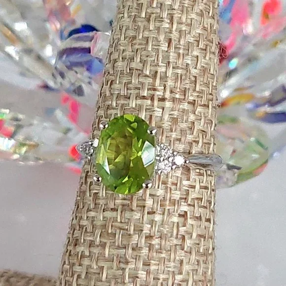 FLASH SALE! 10Kt White Gold Peridot & Diamond Gold Ring - Picture 6 of 15